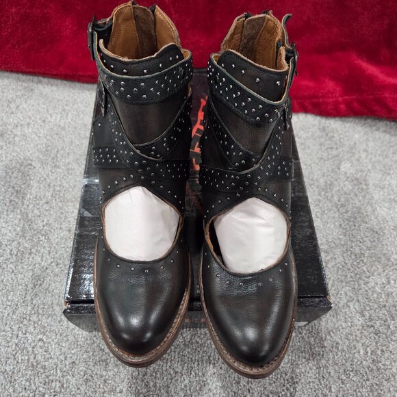 *Brand New* Gorgeous Freebird Saphire bootie with stud detail, size 9 - Picture 6 of 9